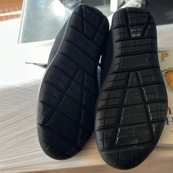 Comfort view solid black tennis shoe - Picture 3 of 5